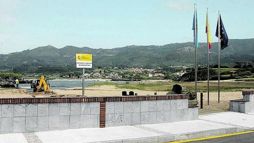 El muro del paseo marítimo de La Isla, en el concejo de Colunga.