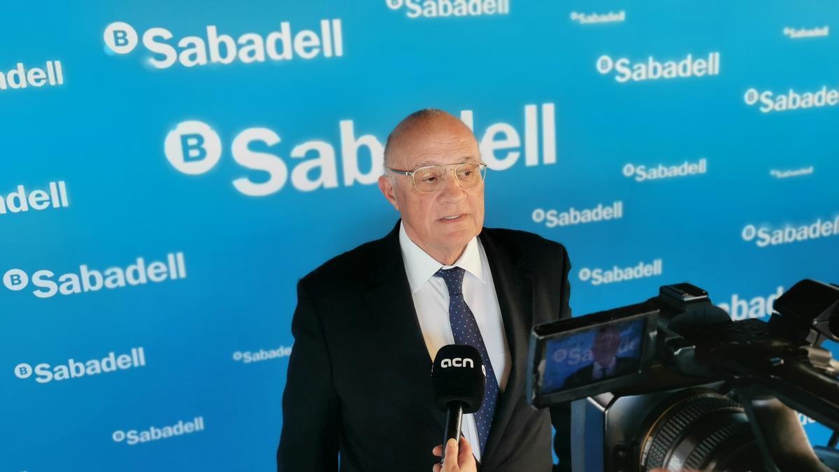 El presidente del Banco Sabadell, Josep Oliu, entre miércoles en Alicante.