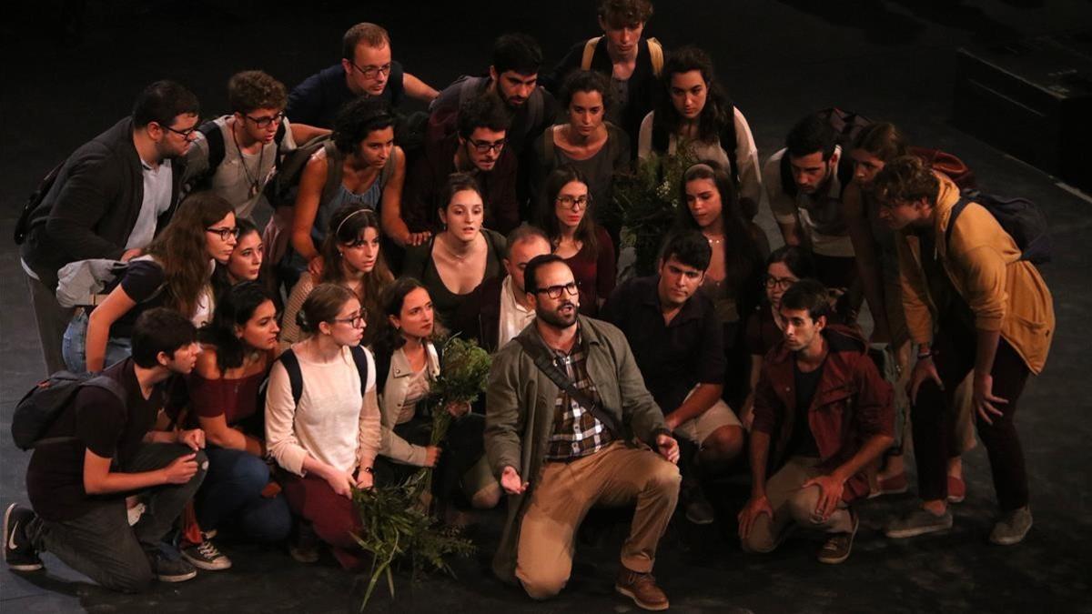 Un momento de la representación de 'El monstre al laberint', en el Teatre Grec