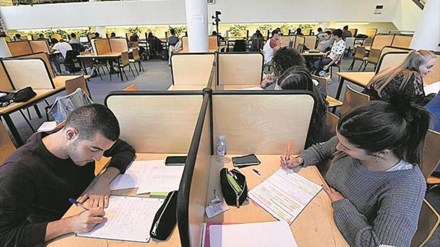 Más alumnos de la UJI cobran una beca salario de 600 € por estudiar