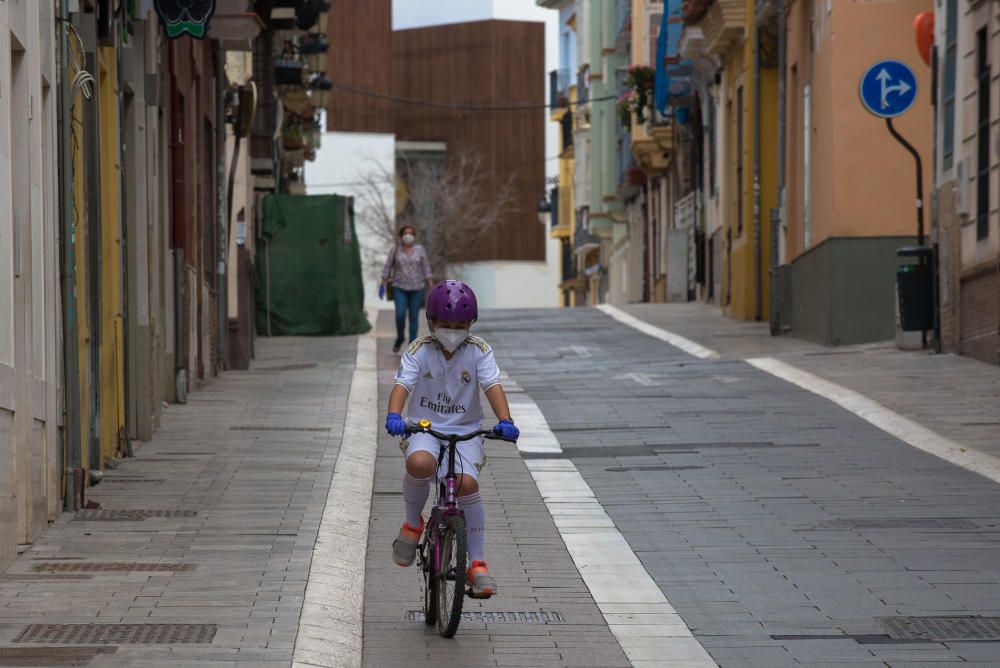 Padres e hijos aprovechan el primer día del desconfinamiento parcial de los niños menores de 14 años para dar un paseo por calles y plazas del Centro de Málaga. En la playa, algunos pequeños aprovechaban para remojarse los pies, bordeando una de las prohibiciones de esta nueva medida.