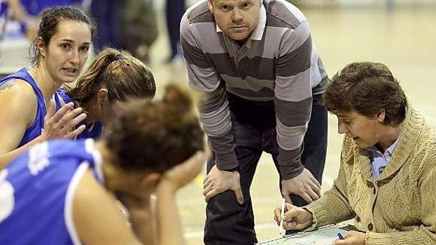 Yolanda Mijares da instrucciones a las jugadoras.