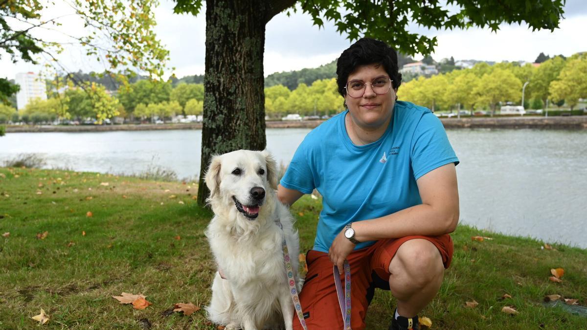 La adiestradora Amanda Metcalf con Nala, una de las perras a las que educa.