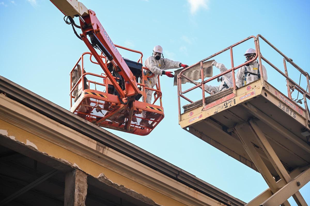 Operarios especializados trabajan en la retirada de amianto del Mercado Central de Elche Operarios especializados trabajan en la retirada de amianto del Mercado Central de Elche