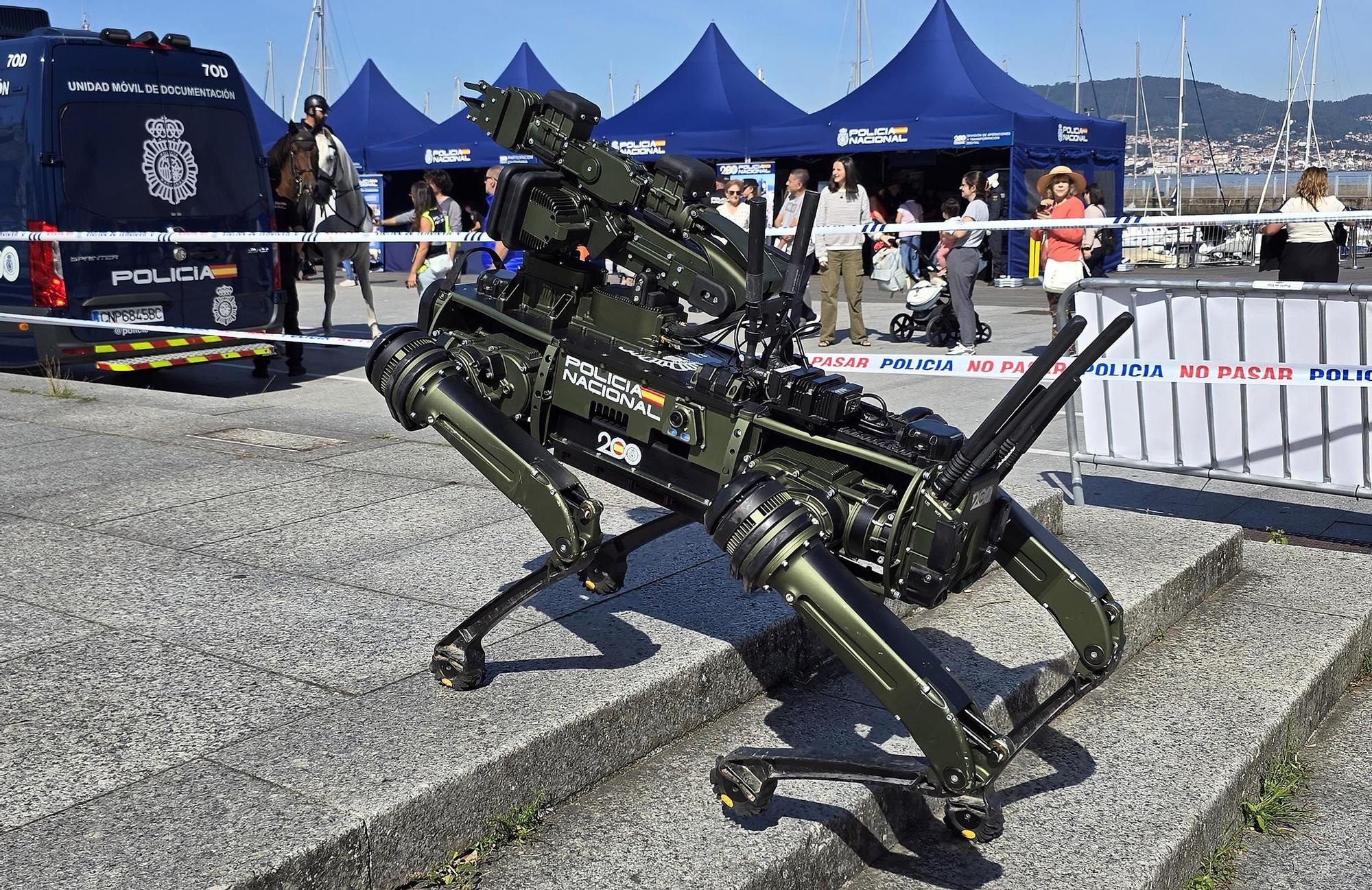 Los perros policía y el robot Sira, protagonistas en la "Exposición de Medios" de la Policía Nacional