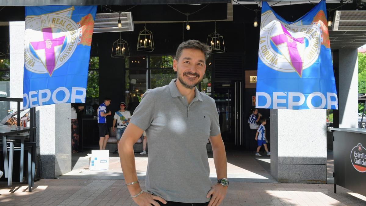 El hostelero Sergio Renedo, ante su local, engalanado con banderas del Deportivo.