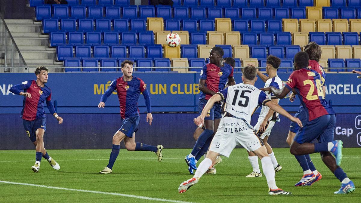 Una acción del Barça Atlètic-Barakaldo de Primera RFEF