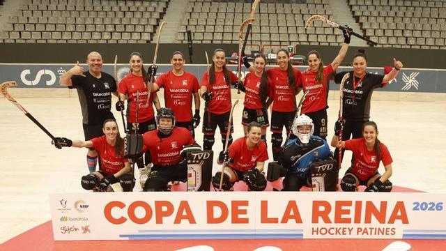 El Telecable, antes del último entrenamiento previo a la Copa, ayer en el Palacio de los Deportes de La Guía. De pie, por la izquierda, Nuno Canelas, entrenador ayudante; Angy Fernández, Ana Catarina, Judith Cobián, Candela Gallo, Marta Piquero, Nuria Almeida y Natasha Lee. Agachadas, en el mismo orden, María Igualada, Viki Caretta, Laia Juan, Aine Pérez y Mariona Colomer. | ÁNGEL GONZÁLEZ