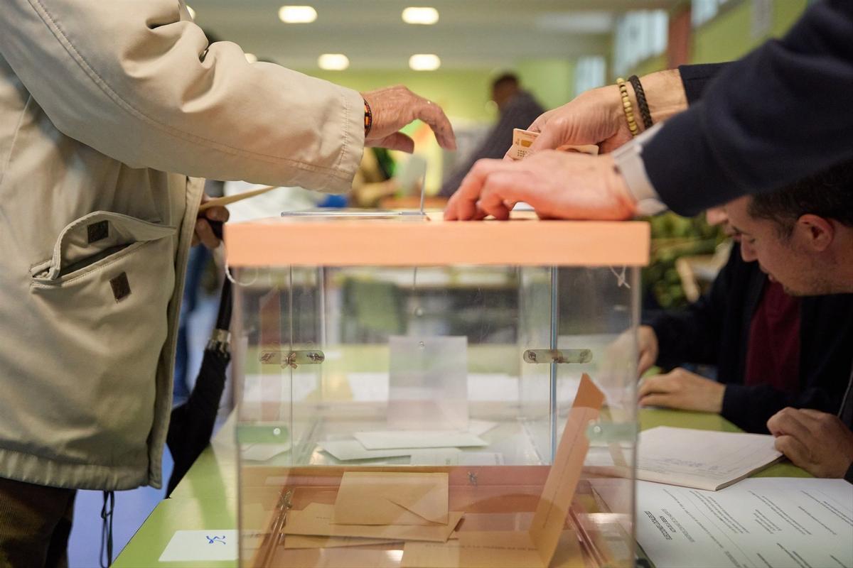 Archivo - Imagen de archivo de una persona votando en un colegio electoral.