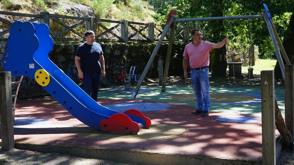 Manu Lourenzo y el edil Pablo Garrido revisan el parque de Veiguiña Longa.