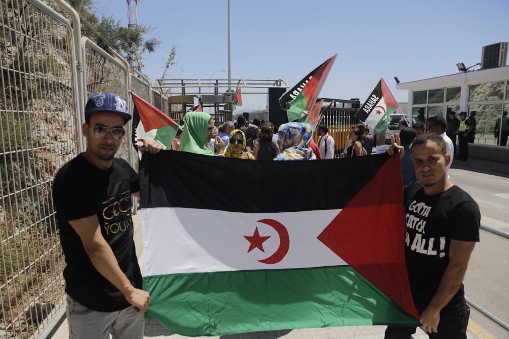 Protesta por la llegada del barco con arena del Sáhara