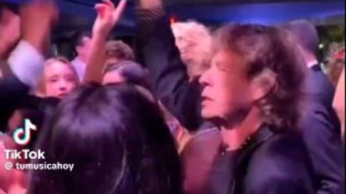 Mick Jagger perreando en una discoteca