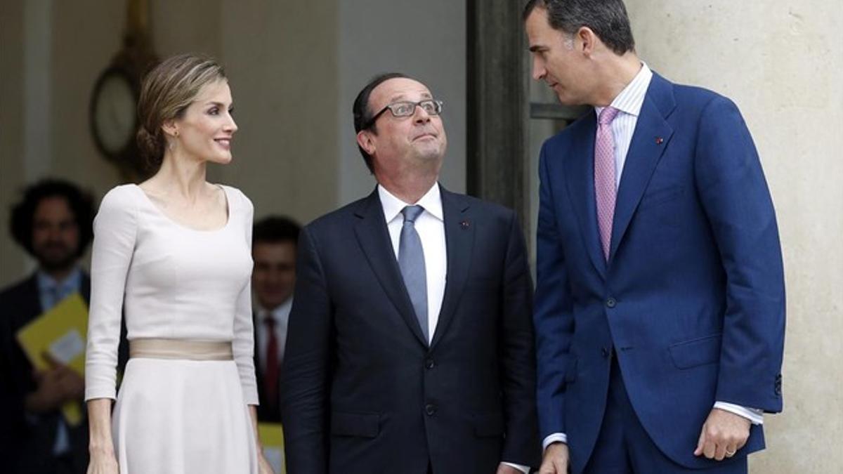 El presidente francés, François Hollande, entre los reyes Felipe y Letizia, este martes, 22 de julio, en París.