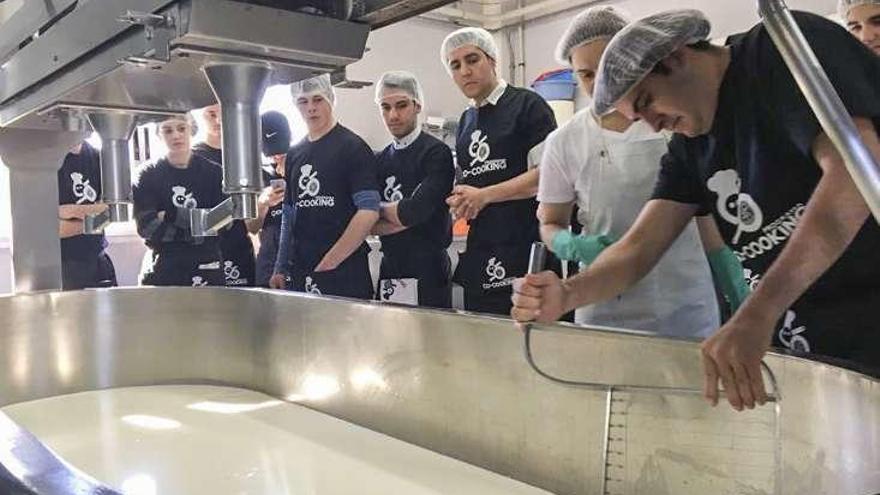 Los alumnos, durante la visita a la fábrica de quesos.