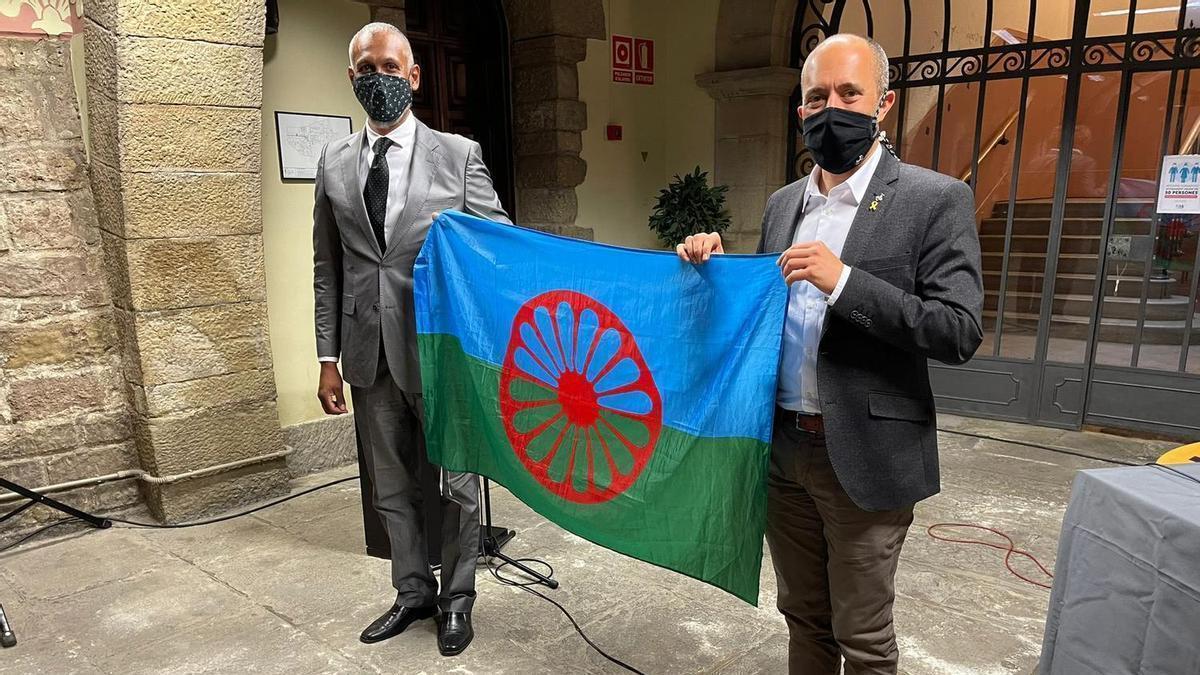 Imatge de la penjada de bandera del poble gitano de l’any passat