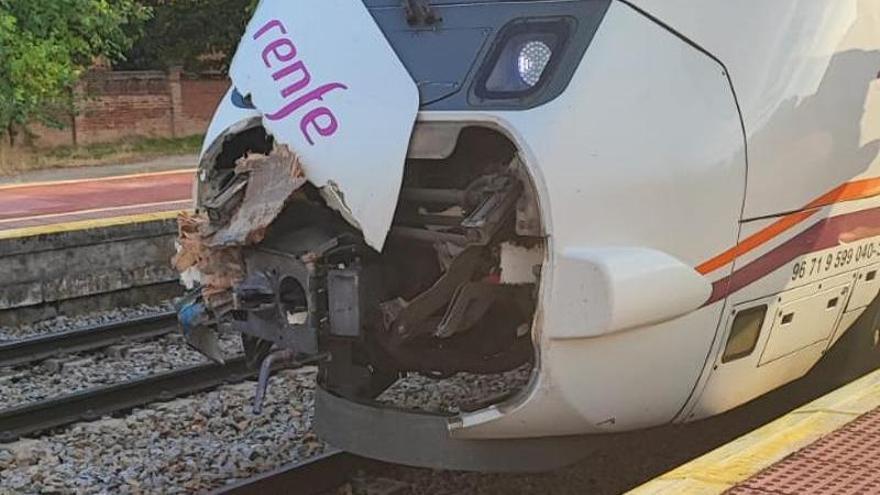 Daños en el tren tras colisionar con un camión cerca de Talavera de la Reina..