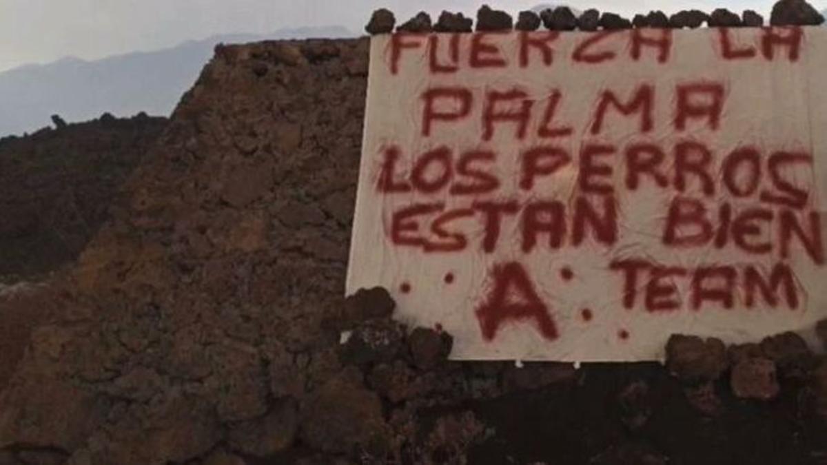 Cartel que ha aparecido donde estaban los perros cercados por el volcán de La Palma.