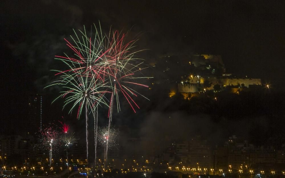 El concurso de fuegos artificiales desde la playa del Cocó llegó anoche a su ecuador con el disparo de la pirotecnia Ferrández, de Redován