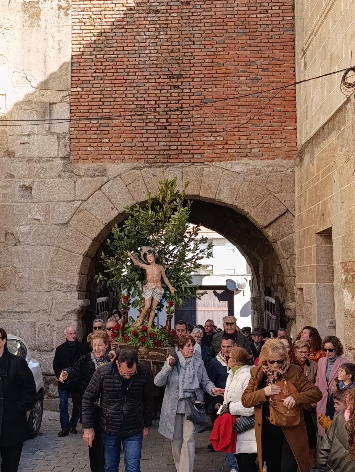 Varias personas participan en la procesión de estas fiestas en un año anterior.