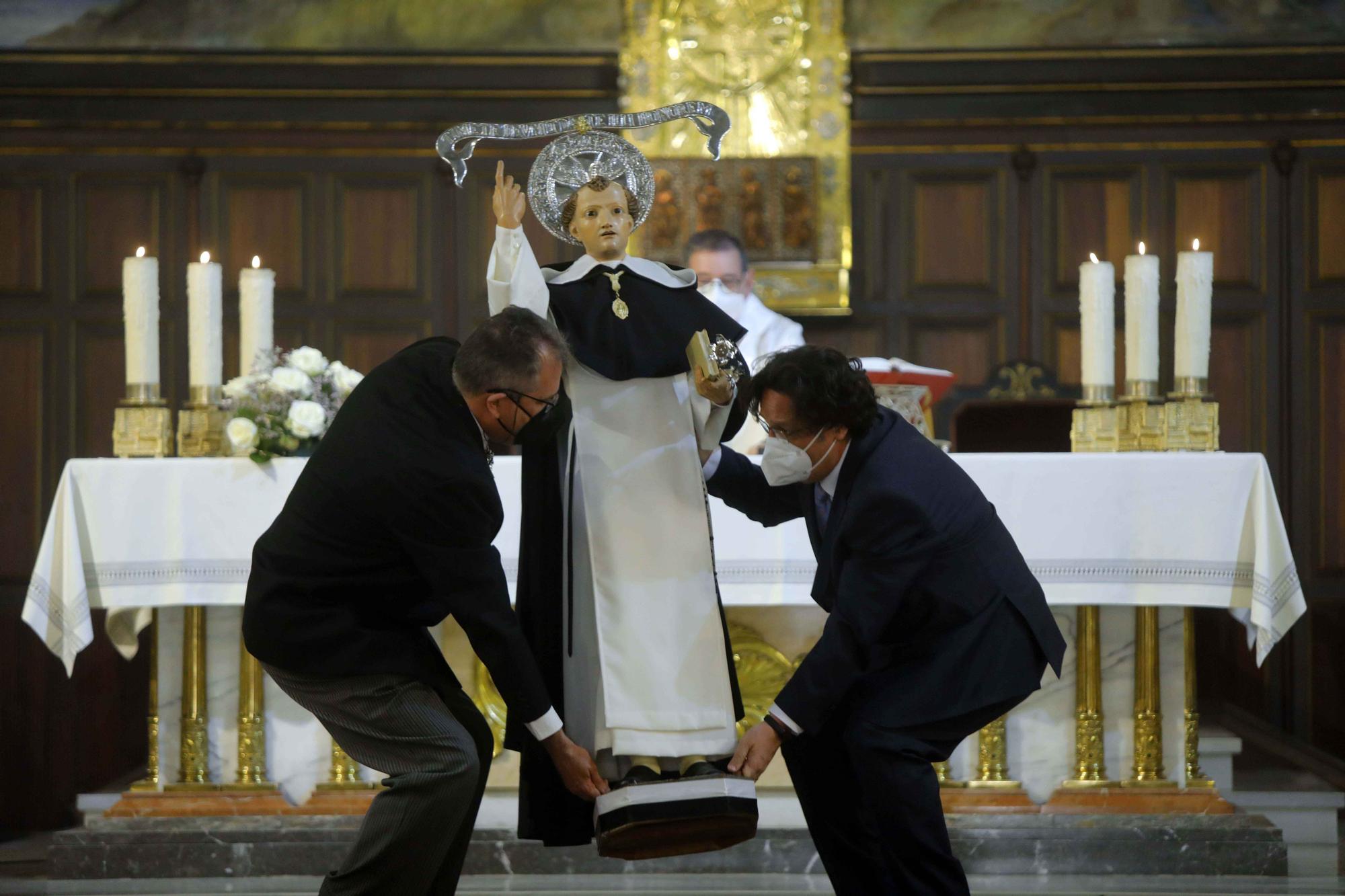 San Vicente Ferrer del Altar del Pilar sale a la puerta de la iglesia.