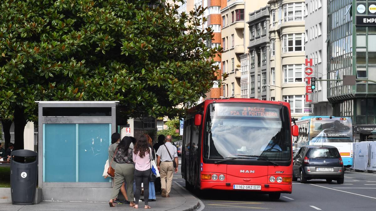Un bus urbano en la plaza de Pontevedra.