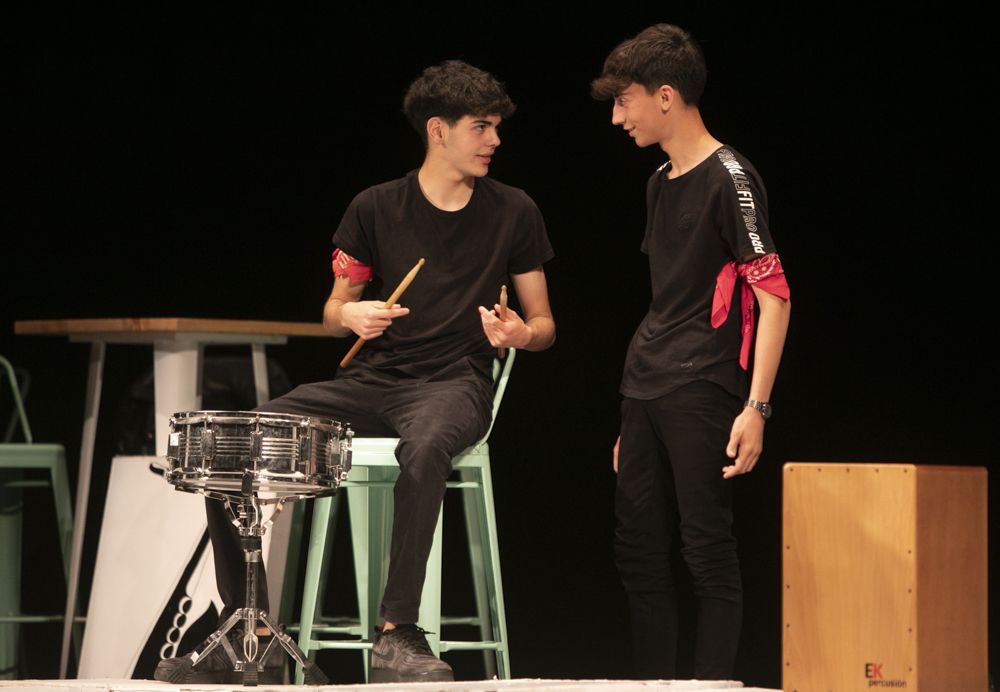 Los alumnos de 4º de la ESO del María Moliner se suben a las tablas en la casa de Cultura del Port de Sagunt