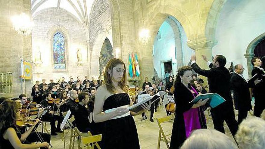 Asistentes al concierto que ofreció ayer Sabugo Filarmonia en la iglesia de San Nicolás de Bari.
