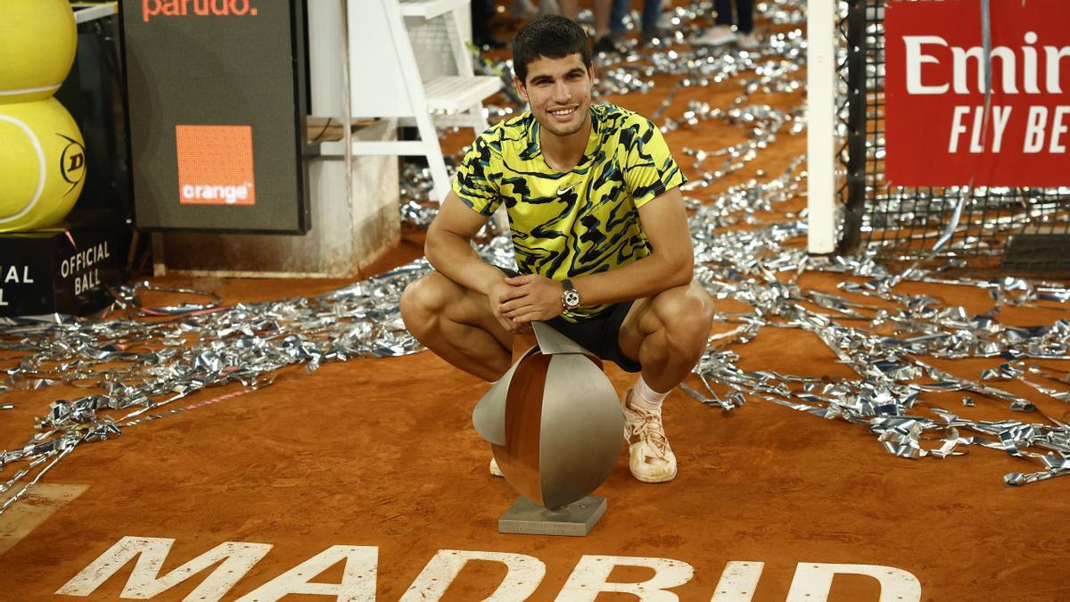 Carlos Alcaraz, con su trofeo en Madrid