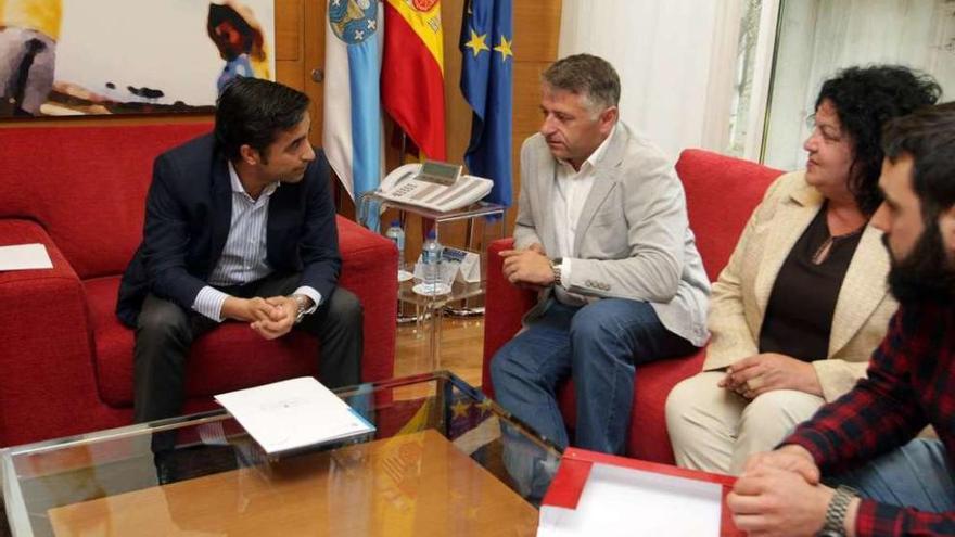 Rey Varela, con Cuiña, Peón y el autor del proyecto de la residencia, ayer, en San Caetano. // Conchi Paz