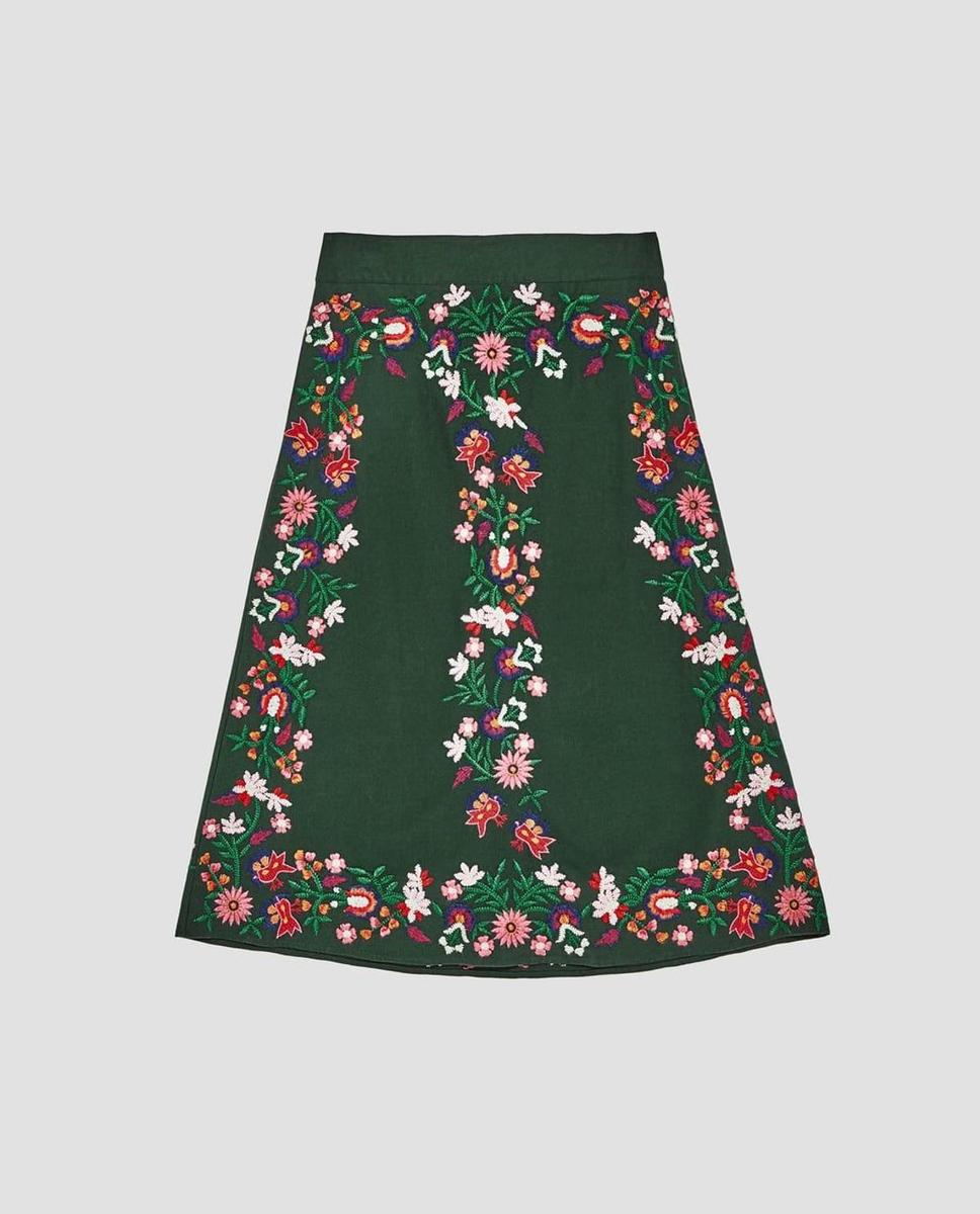 Falda midi con flores bordadas de Zara. (Precio: 29, 95 euros)