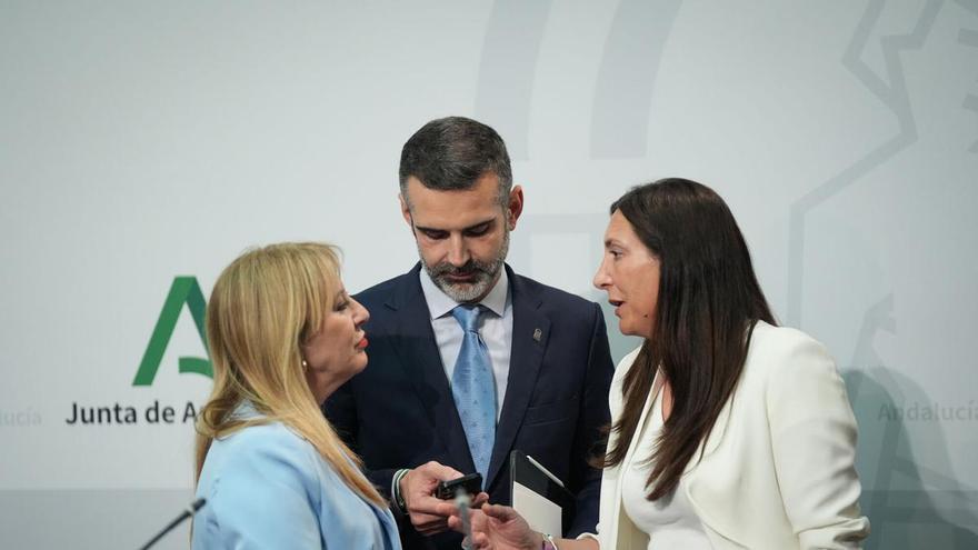 Juanma Moreno se distancia de Feijóo y de otros gobiernos del PP para evitar el desgaste del rechazo frontal a la regularización de inmigrantes