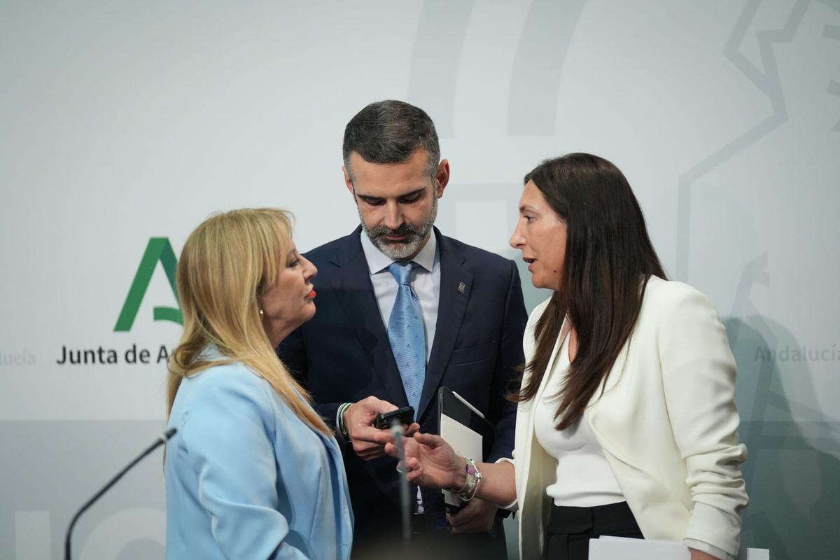 Carolina España, Ramón Fernández-Pacheco y Loles López tras el Consejo de Gobierno.