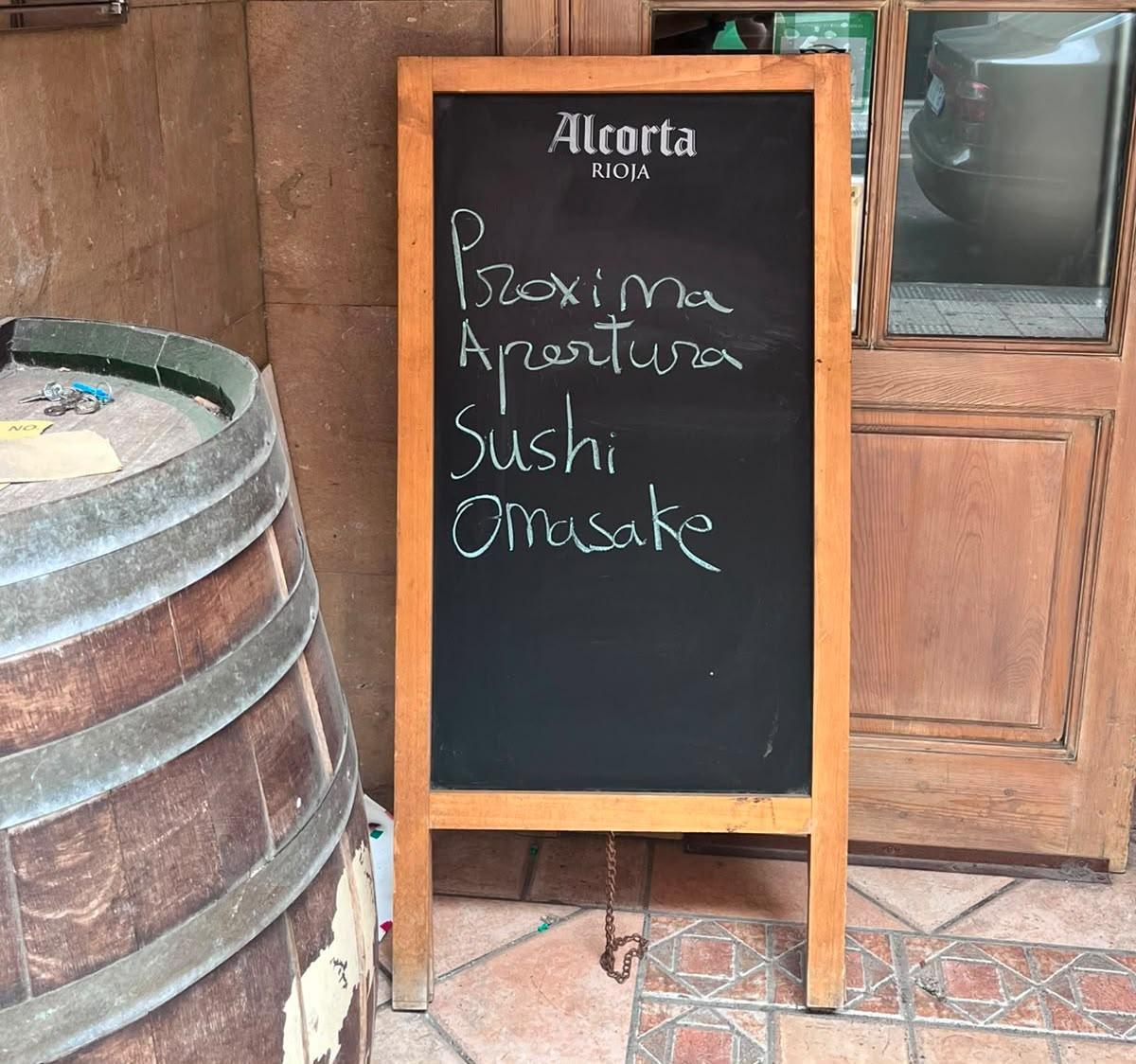 Anuncio de próxima apertura en el local que ocupaba la pizzería Salvatore, en la calle Antonio María de Claret