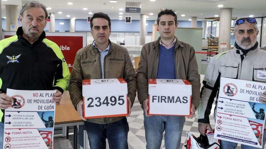 Por la izquierda, Agustín Menéndez, Iván García, Luis Castro y Bernardo Vives entregan en el registro las firmas contra la ordenanza de movilidad.