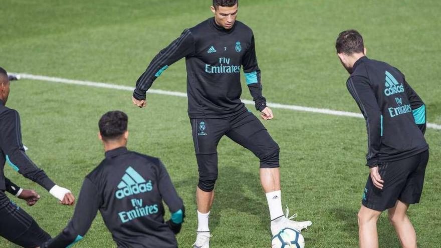 Cristiano Ronaldo controla la pelota en el entrenamiento de ayer en Valdevevas.