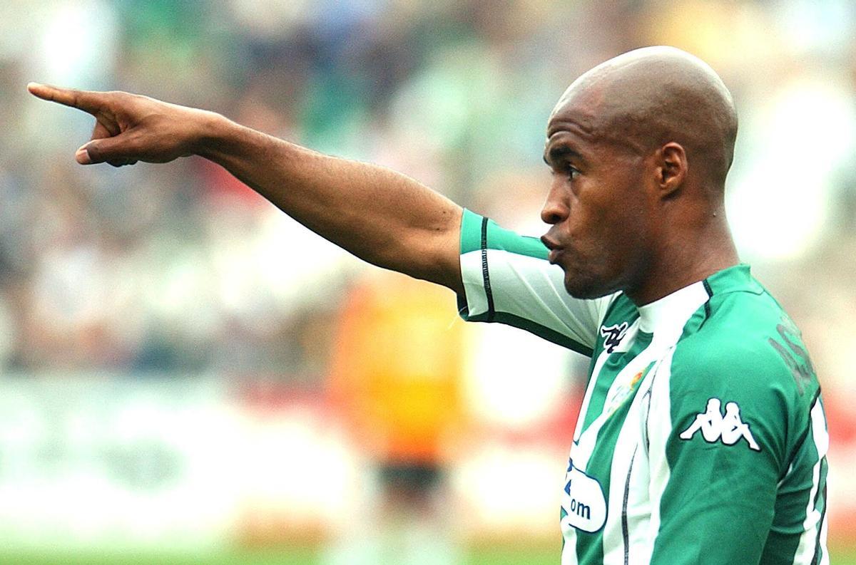 SEV.04. SEVILLA-19-03-05.-El brasileño Marcos Assunñao, del Real Betis, señala ante de una falta durante el partido de Liga que se esta celebrando hoy en el estadio Ruiz de Lopera de Sevilla. Assunñao mara el gol de su equipo al Albacete. EFE/EDUARDO ABAD. horizontal izquierda