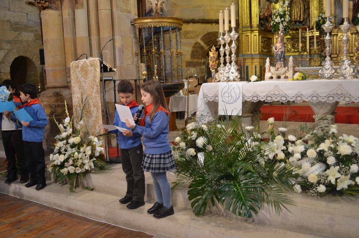 Ofrenda floral del colegio San Vicente de Paúl de Benavente a la Virgen de la Vega, en imágenes