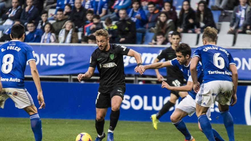 Javi Ontiveros, jugador del Málaga, arma el disparo durante una acción de la segunda parte ante el Real Oviedo.