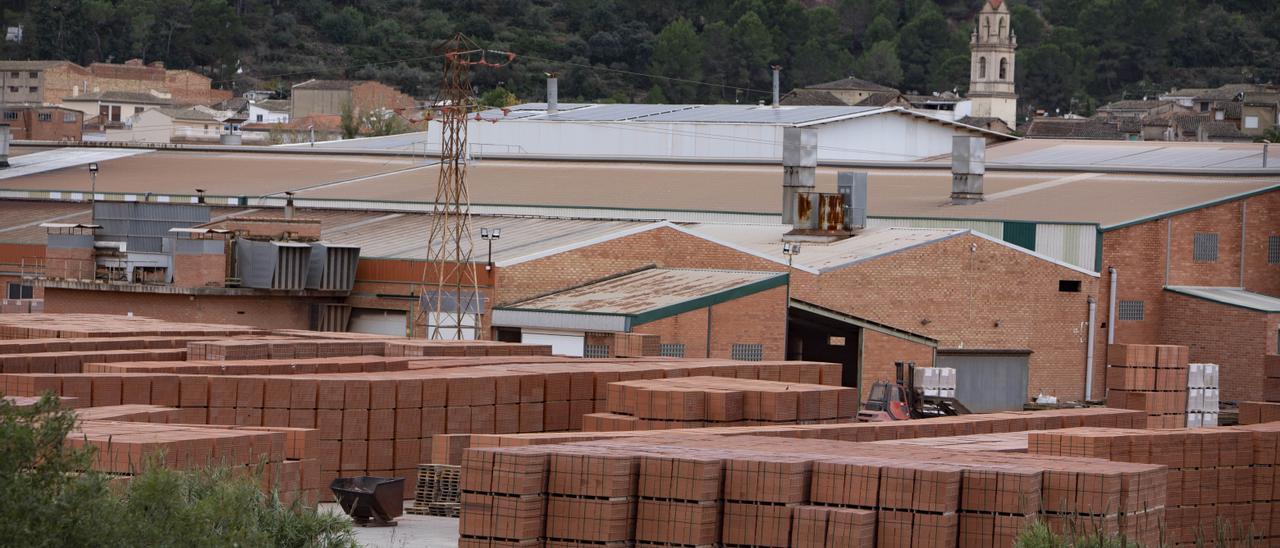 Instalaciones de la empresa cerámica entre Castelló de Rugat y Ràfol de Salem.