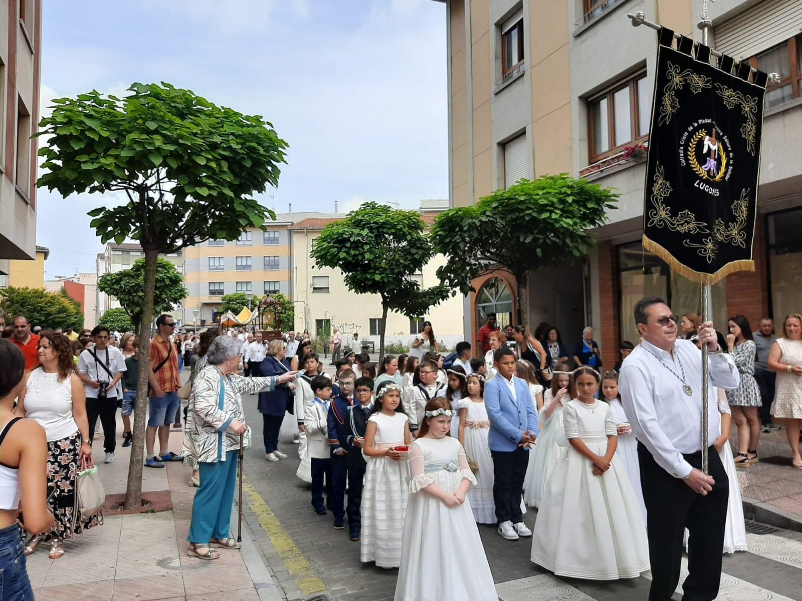 Cientos de personas festejan el Corpus en Lugones: la procesión y las alfombras, en imágenes