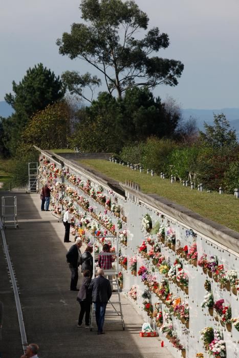 Día de difuntos en el cementerio de Deva