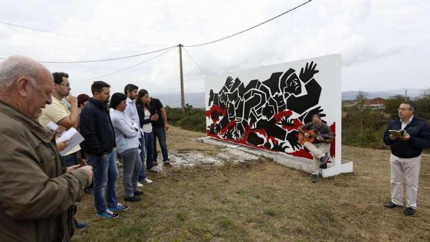 El homenaje se celebró frente al Mural do Furriolo, en A Bola.