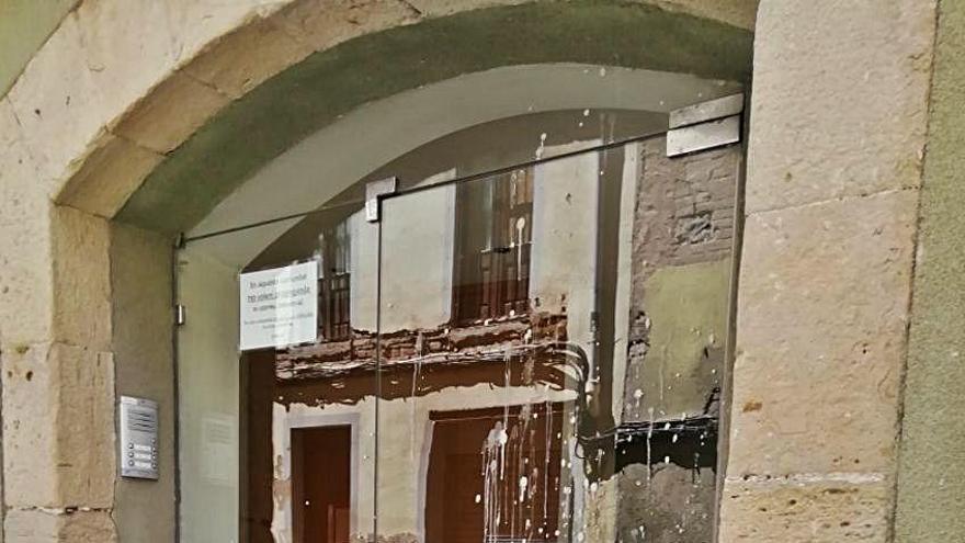 Com queda el carrer de Sant Bartomeu del barri de les Escodines després de la pluja