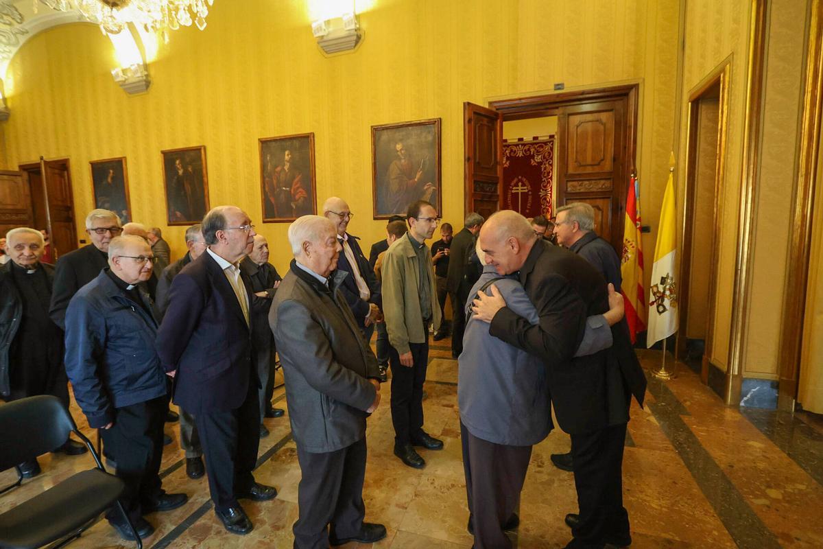 Ros ha recibido esta mañana en el Palacio Arzobispal multiples y emotivas felicitaciones por su nombramiento como obispo de Santander.