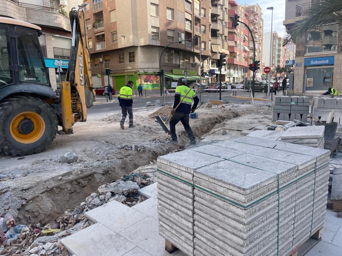 El jardín de la calle Antonio Machado en Elche, en obras