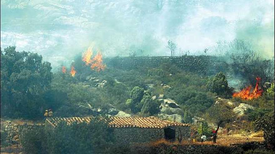 El incendio rodeó una masía, que tuvo que ser desalojada.