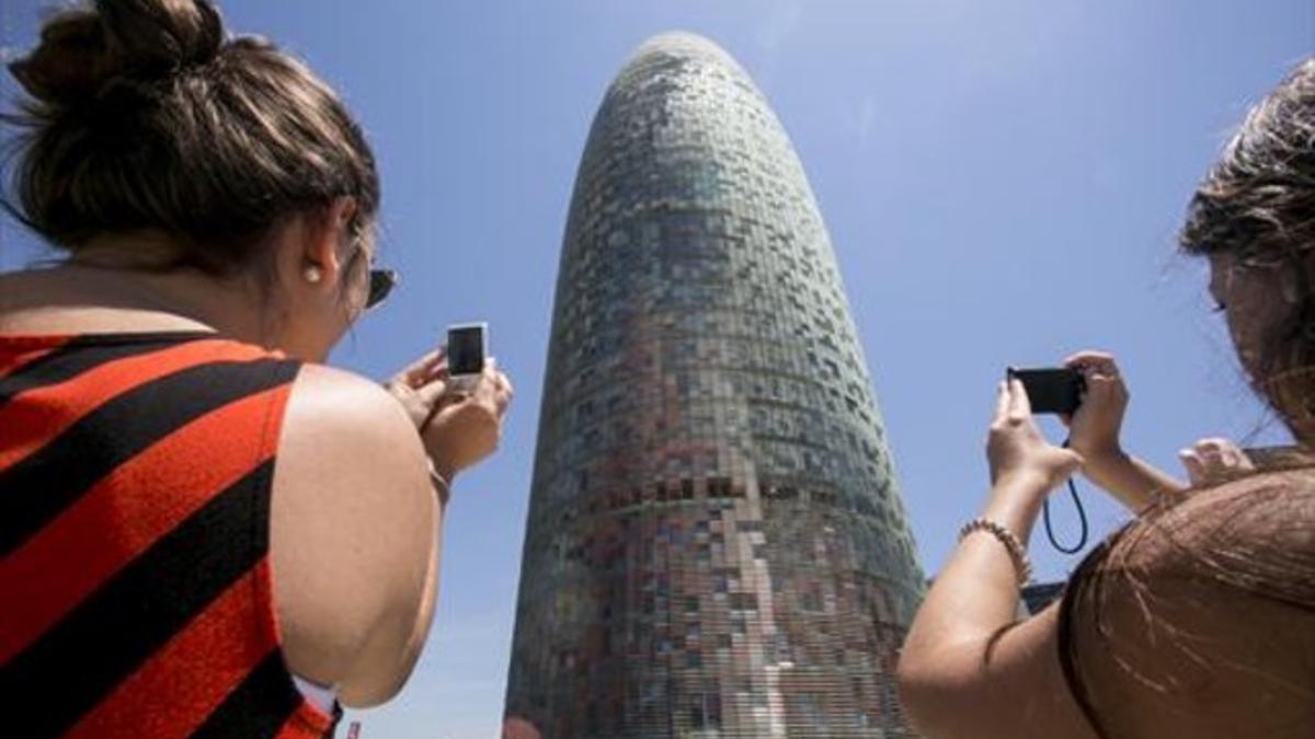 La cámara de una visitante apunta hacia la torre Agbar.