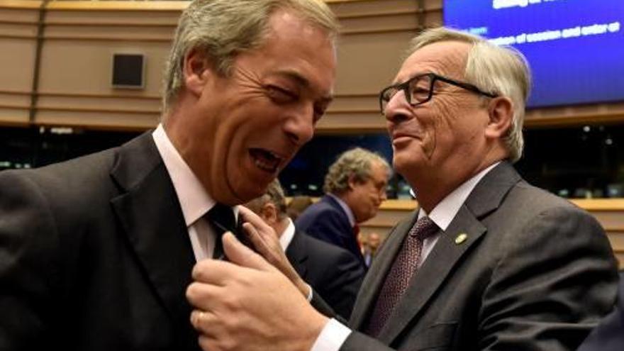 Nigel Farage amb Jean-Claude Juncker, en una imatge d&#039;arxiu.