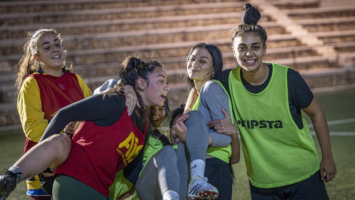 El primer equipo de fútbol femenino de La Mina se crea con mayoría de jugadoras gitanas