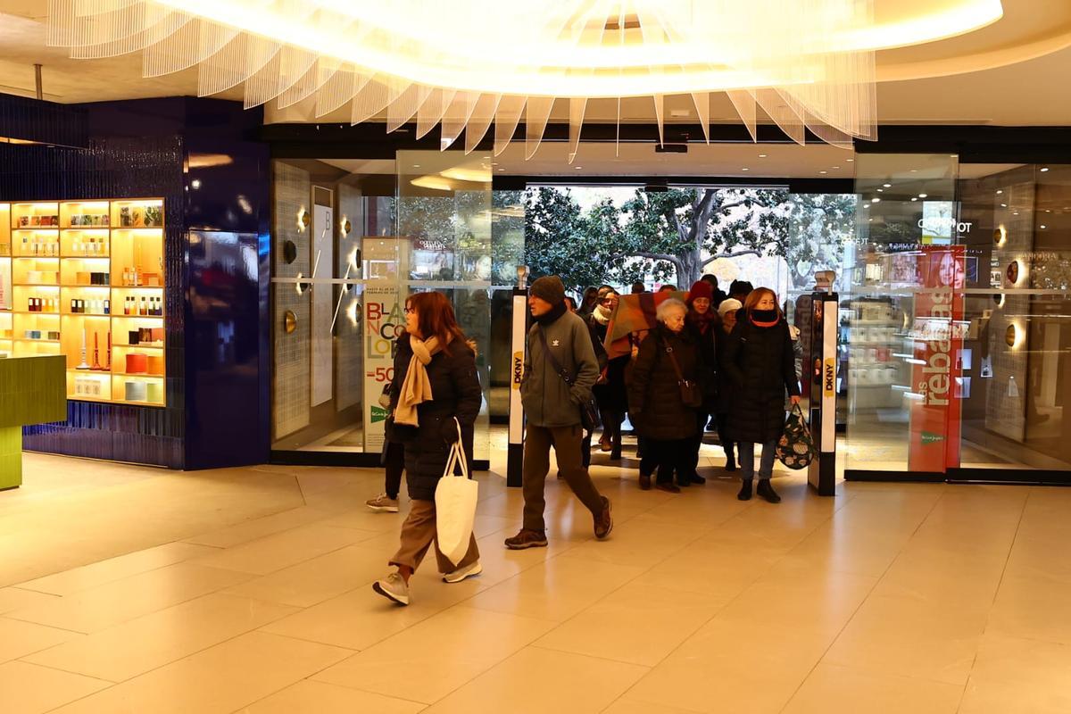 En imágenes | Comienzan las rebajas de invierno en Zaragoza
